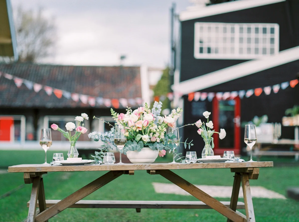 Rustic_wedding_reception_table_setting_inspiration_feestlocatie_decor-7.jpg