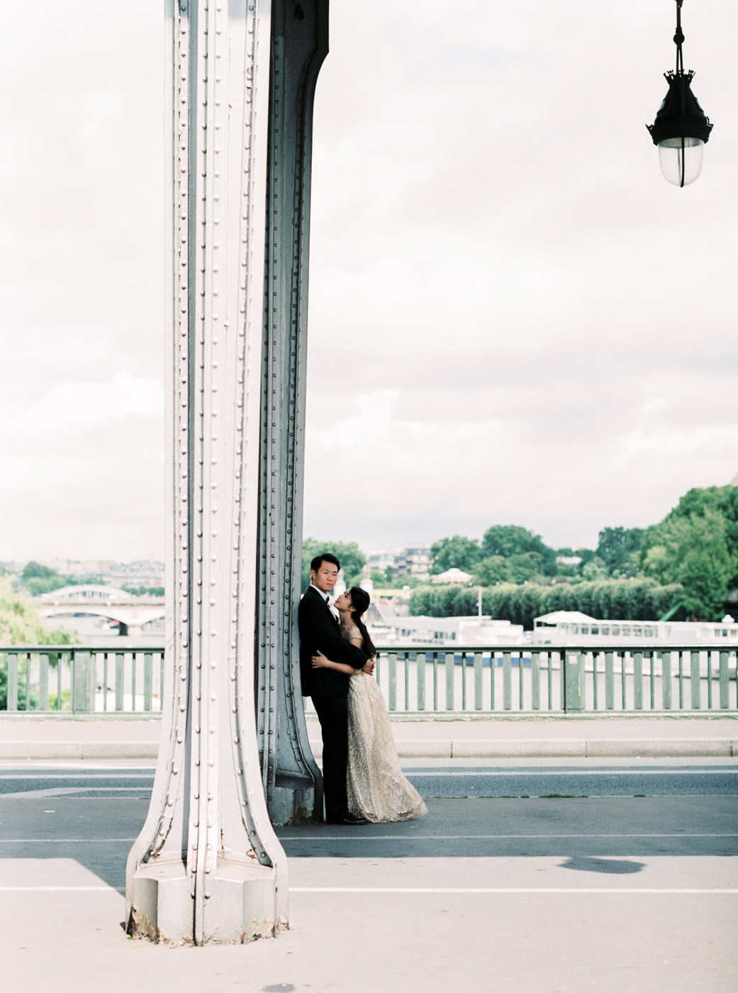 Paris_Wedding_Photographer_Pont_de Bir-Hakeim_Elopment_Photoshoo