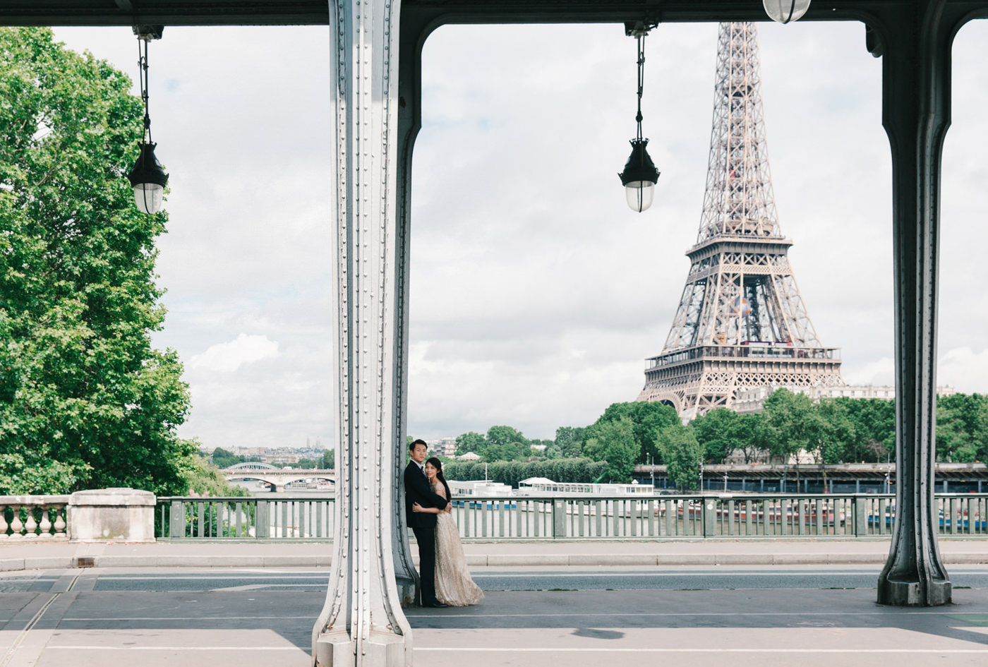 Paris_Wedding_Photographer_Pont_de Bir-Hakeim_Elopment_Photoshoo
