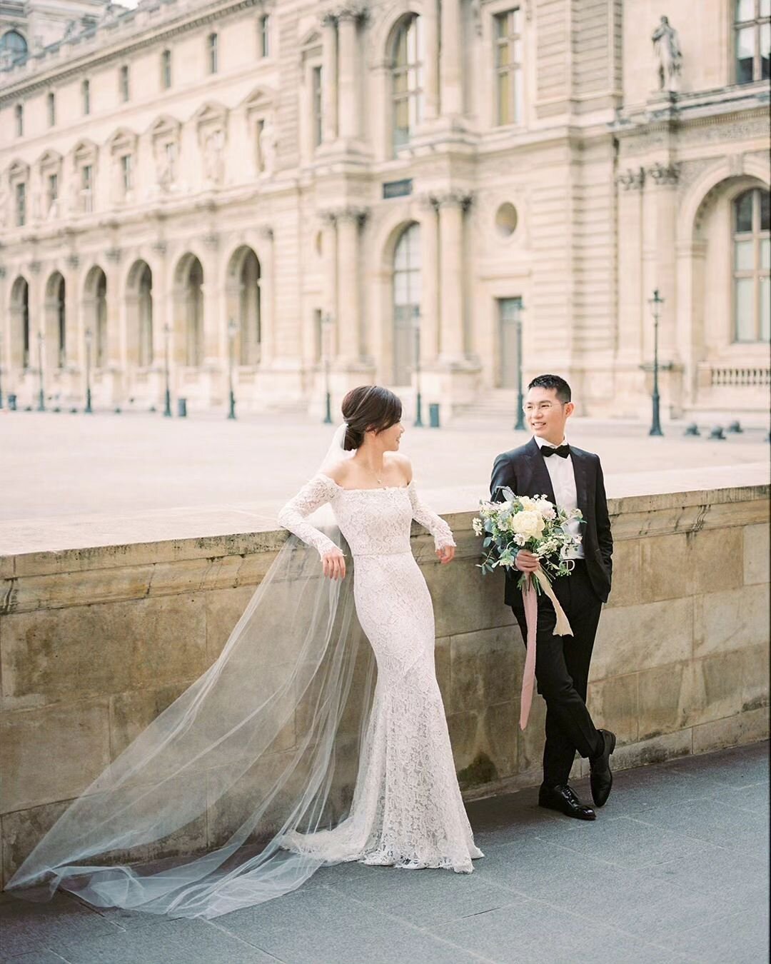 Oh, Mus&eacute;e du Louvre 🇫🇷
Despite how many times I've shot here, never can I say no to the charm.
What are your bucket-list Parisian spots for a photo session?
P.S. one of my 2024 resolutions is to be able to daily convo in French. So far 30 da