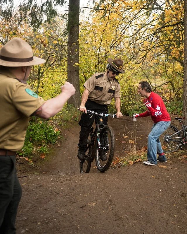 If a picture is worth a thousand words then this perfectly describes the vibe at @ghybikes Bermsled Halloween race!
#ghybikes #bermsled #halloweenrace  #gohuckyourself #gofasttakechances #pnwmtb #racelife #upperleftusa #mtblove @freehubmag