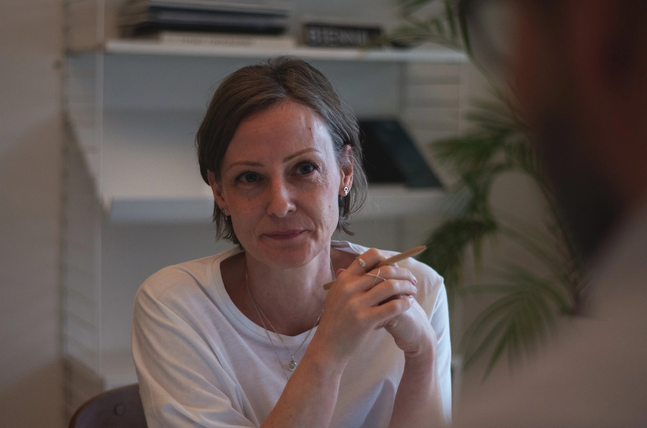 Copywriter Ida Sjöholm intervjuar en man för kommande texter.