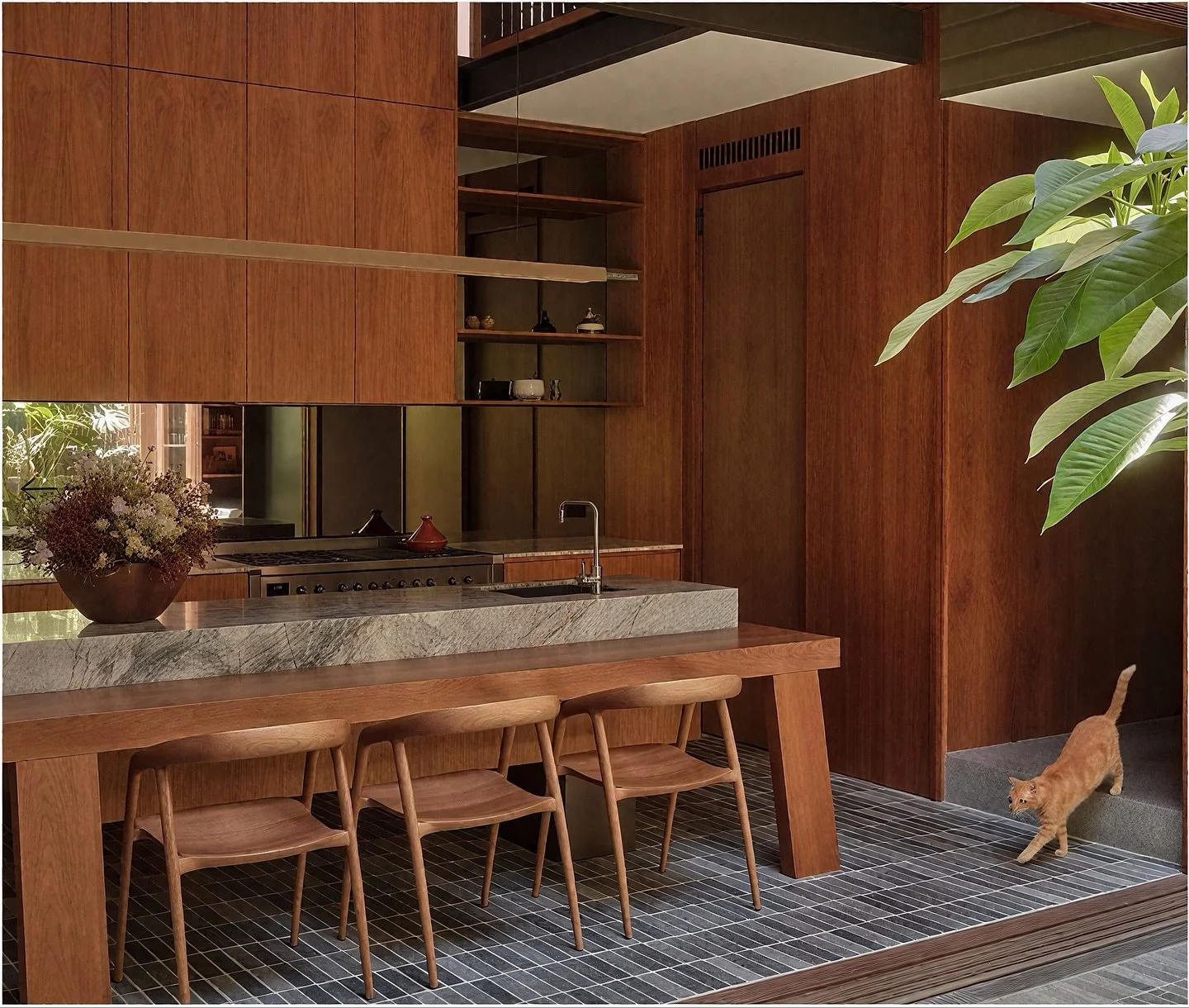 A Lush transformation of a classic 1925 Queenslander, designed by @alexandrabuchananarchitecture, featuring a Formation Linear Pendant in anodised gold and Verde Guatemala marble. We are loving the breezy tropical vibes!
⁠
⁠
Architecture &amp; Interi