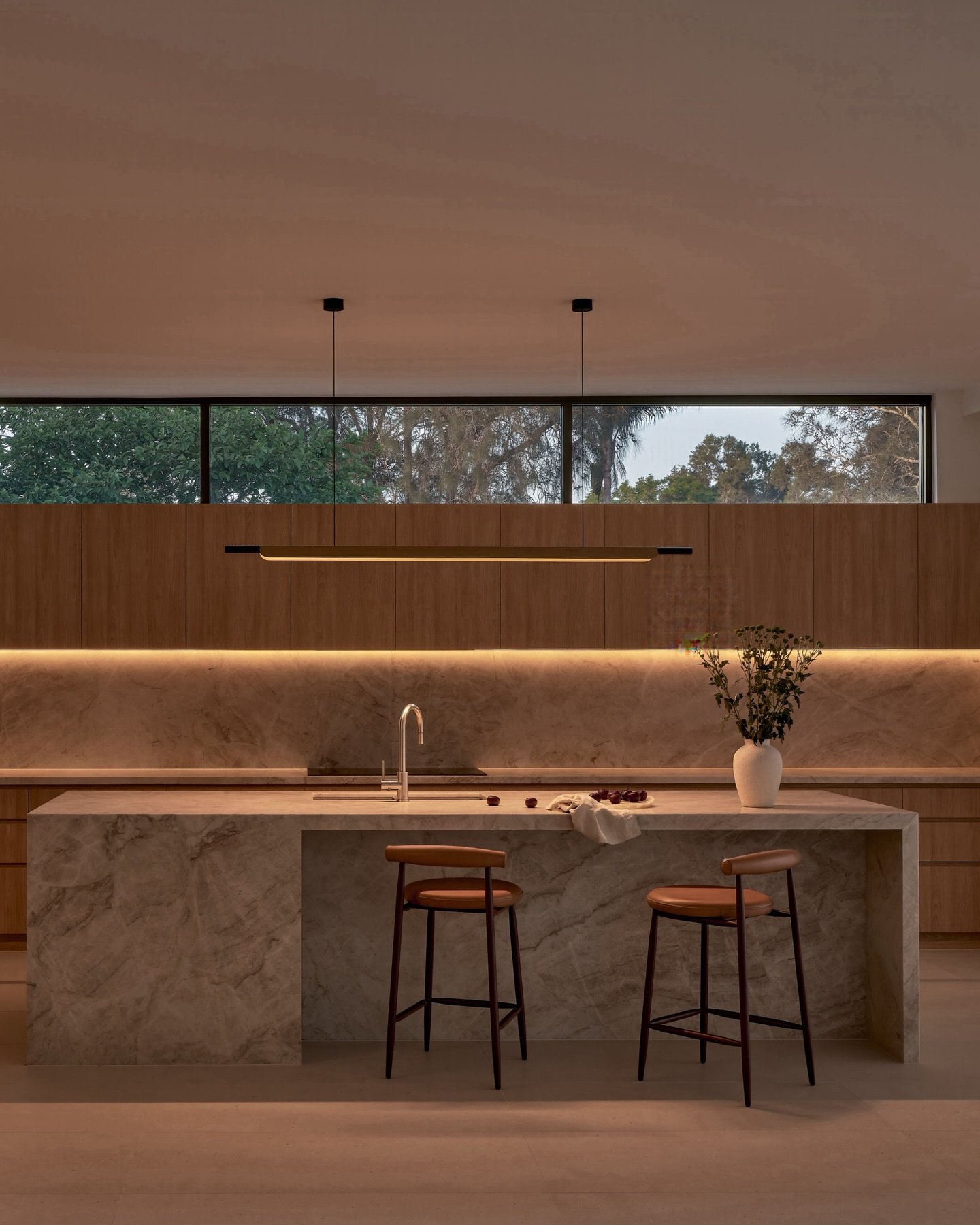 Fairview Residence by Teresa Perng Interiors

Stone, timber, metal.
Warmth through material.

A highly functional kitchen, designed for gathering.
Our Formation Linear Pendant aligning naturally with the Kitchen's material palette and clean geometry.