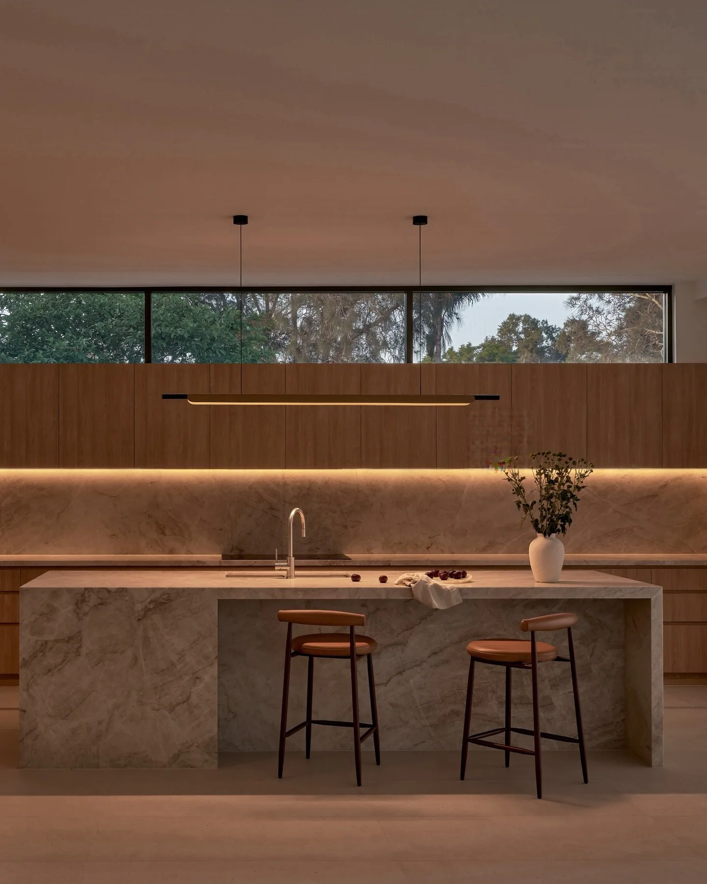 Fairview Residence by Teresa Perng Interiors

Stone, timber, metal.
Warmth through material.

A highly functional kitchen, designed for gathering.
Our Formation Linear Pendant aligning naturally with the Kitchen's material palette and clean geometry.