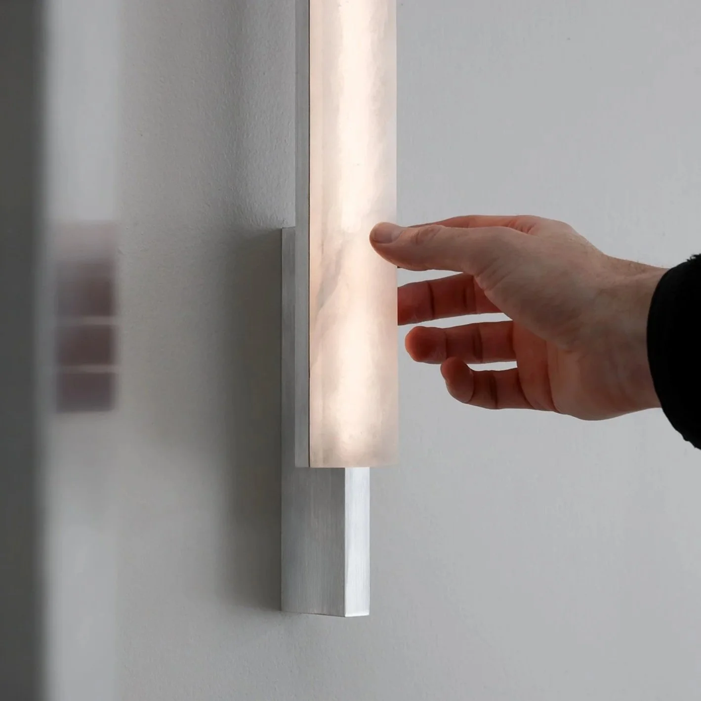 Alabaster—Brushed Aluminium 