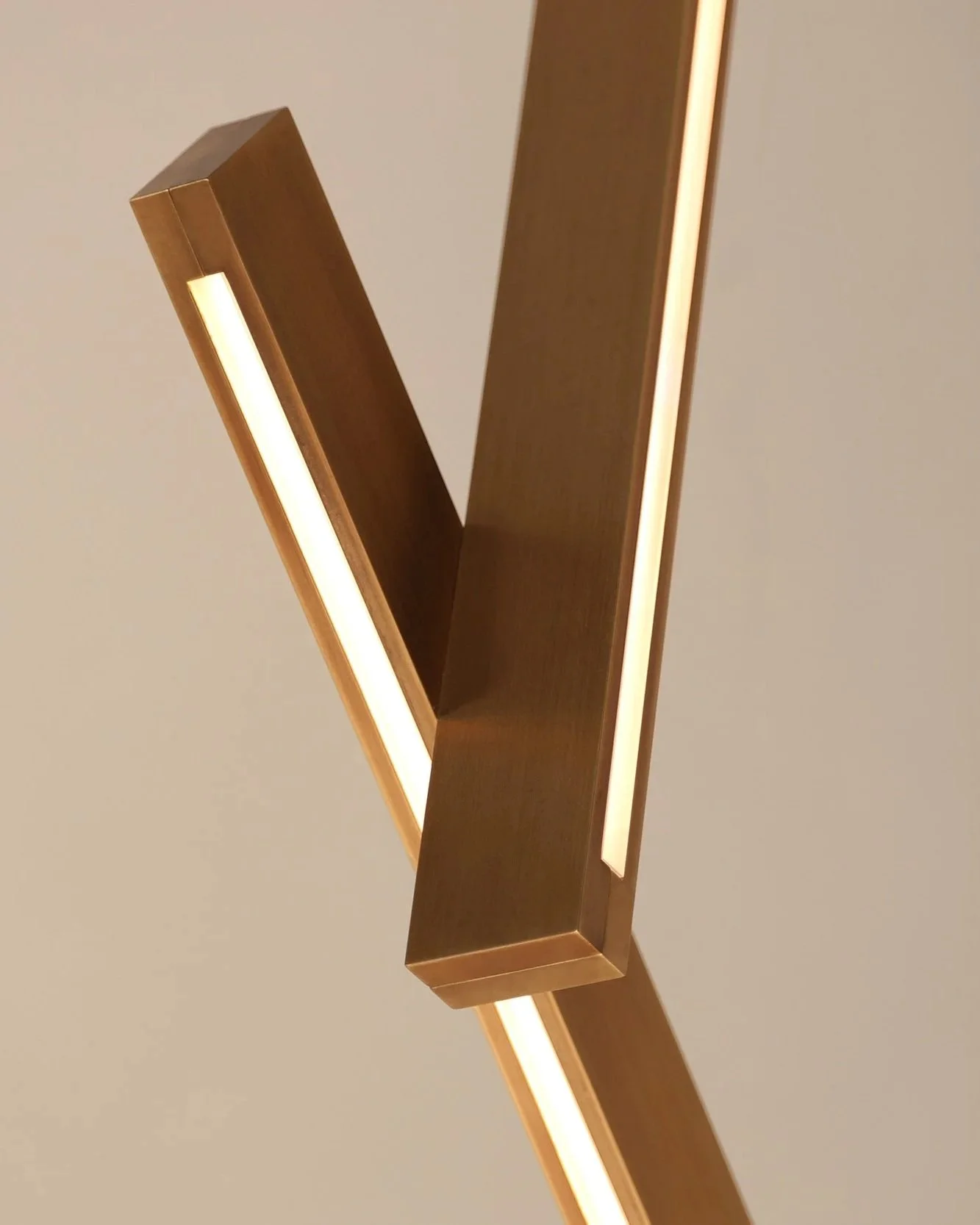BTD_Bloc_pendant_Aged_brass_detail_Sqaure_2025.jpg