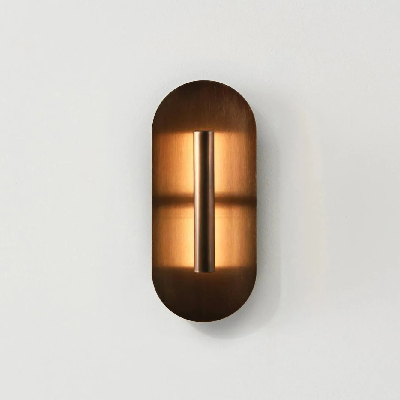 BTD_Studio_Reflector_Wall_300_bronze_patina_on.jpg