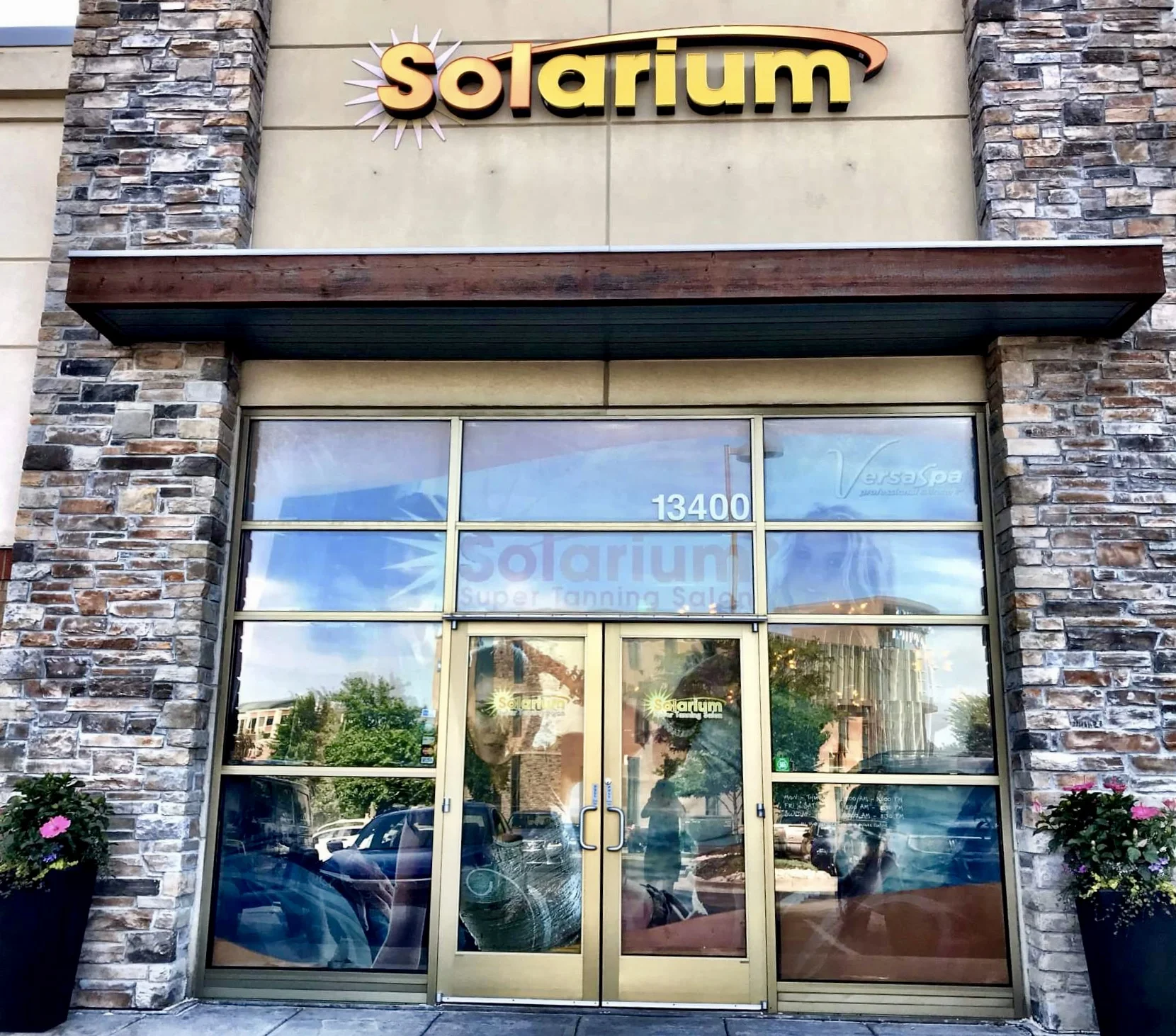 Curb Appeal Shout Out! Jane, the owner of Solarium, reached out to Julie for help with outdoor planters at her Overland Park and Olathe tanning and spa locations. Julie added beautiful flowers for the summer installation which offer their clients an inviting and gorgeous welcome. If you're in the area go by and take a peek at Julie's handiwork this fall. https://solariumsunsprayspa.com