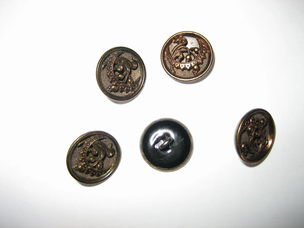 Metal - Picture — 183 Vintage Buttons