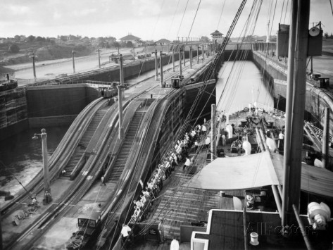 the-panama-canal-steps-along-the-canal-as-a-ship-passes-through-1930s.jpg