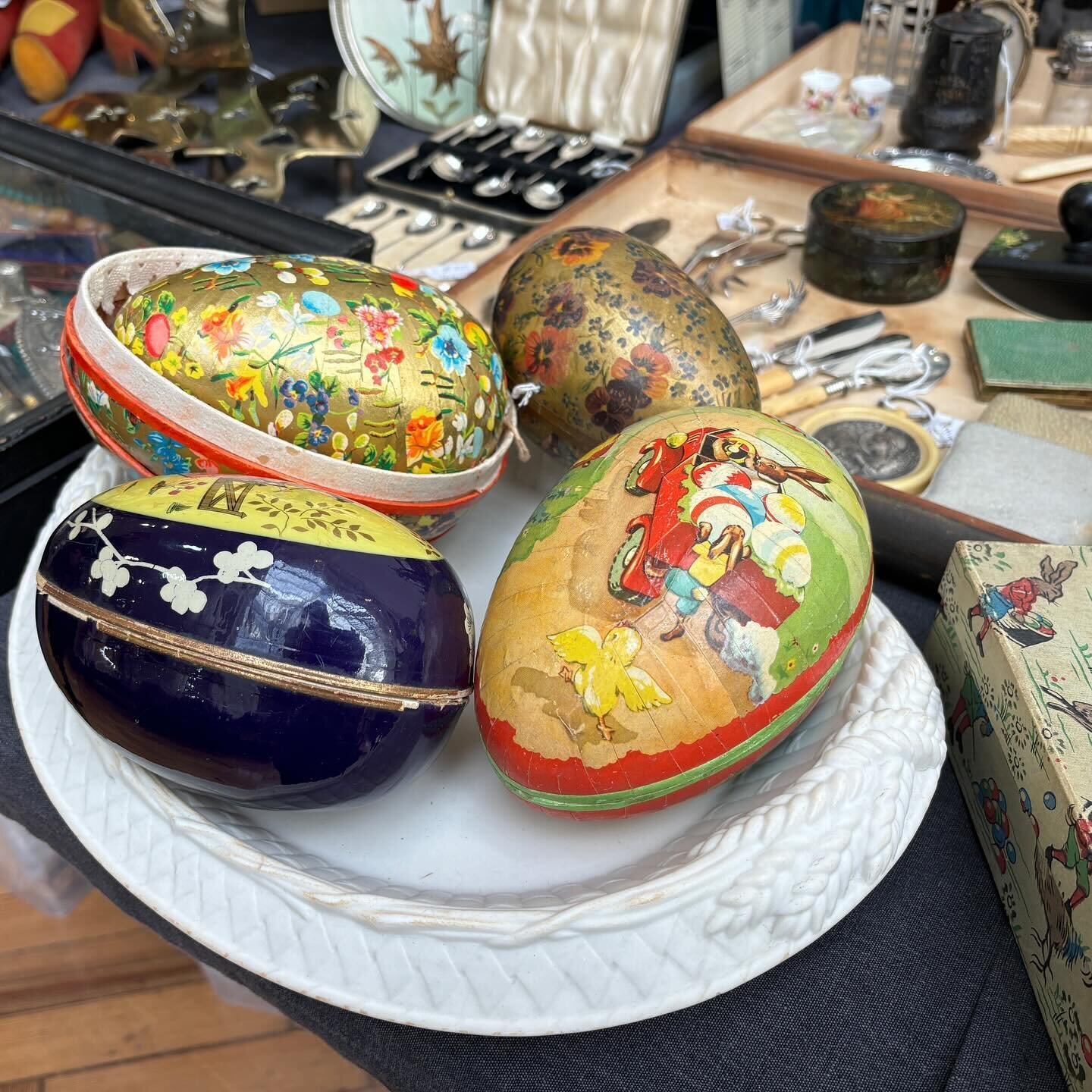 Happy Easter 🪺🌸🪺 A few photos from last weekend&rsquo;s antiques fair ~ we will be back on the 21st April at @the_rhh Lindley Hall 🌿

#adamsantiquesfairs #antiquesfairs #London