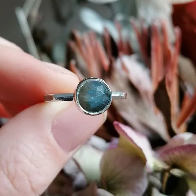 Eco-silver faceted band with a rose-cut Labradorite leaving the studio today. Love the greens and blues and how every stone is so unique 🌿Anyone else going to be having a few drinks this eve?! &hearts;️
