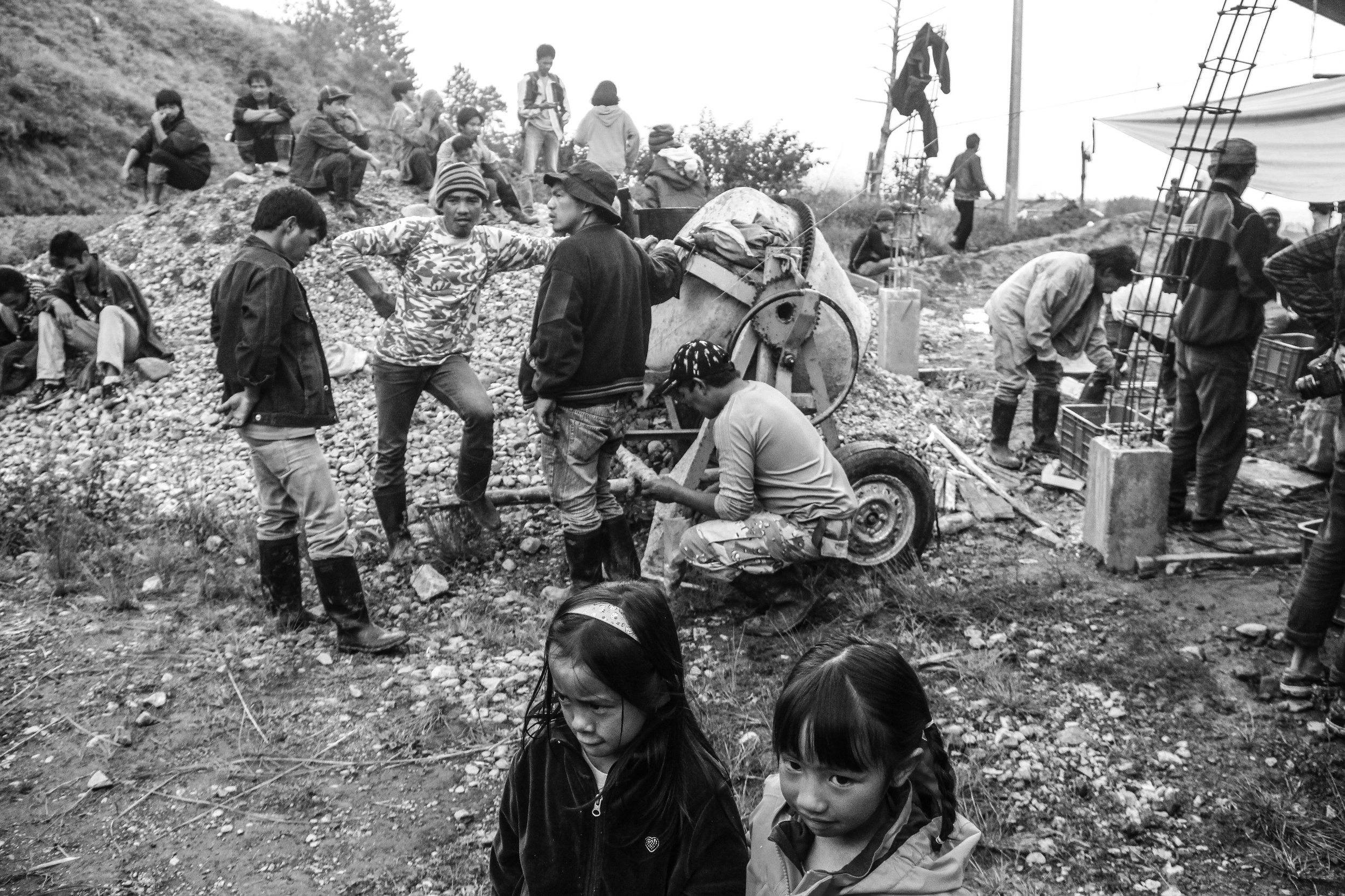 Ikalahan men while on their break. A house was being constructed during this time. Babalak Village, Kabayan, Benguet.