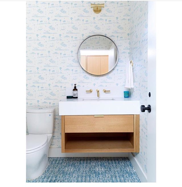 💙 this beatiful loo by @nataliemyers 👏👏 with our Best Coast wallpaper by @asandystudio 🌴