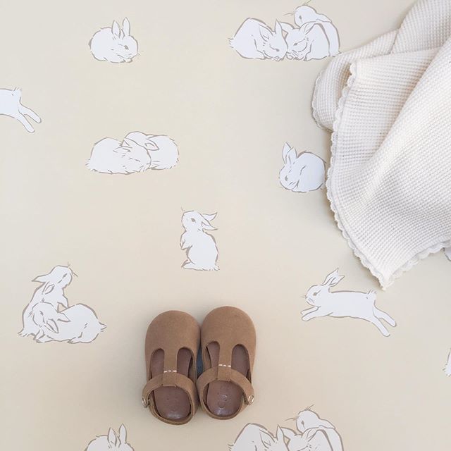 Hops in good company with sweetest @debuci blanket 💛 #cavernhome #bunnywallpaper #nursery #nurserywallpaper #kidswallpaper