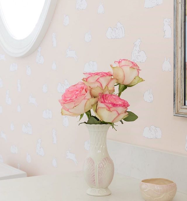 Love this Hops sweetness by our fav interior designer @lindseyherod 💓 #hopswallpaper #bunnywallpaper #kidswallpaper