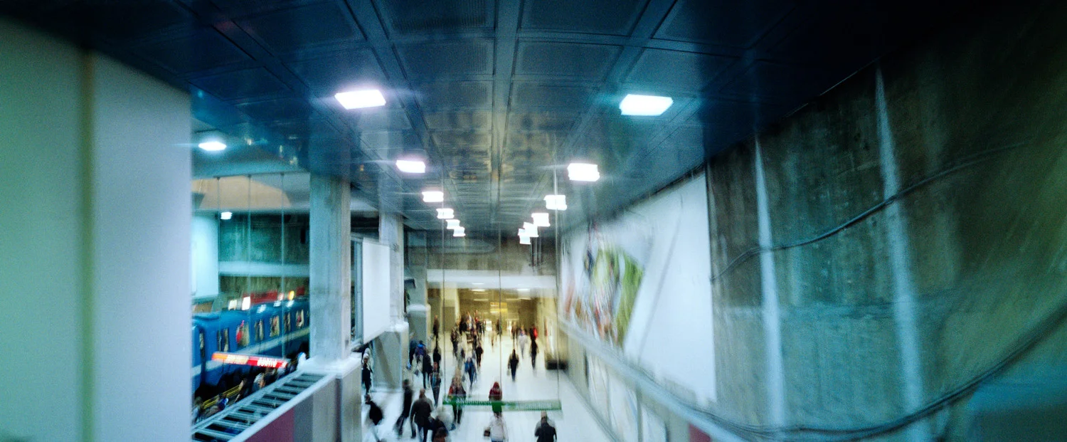 Horizon Experiment est une exploration du mouvement dans le métro de Montréal, réalisée dans le cadre d’un livre expérimental en collaboration avec Shoot Studio. Les images on été créées avec un Horizon, un appareil argentique qui possède un objectif qui balaye la scène pour créer un panoramique. En combinant le mouvement de la lentille avec une pause longue, le déplacement de mes sujets ainsi que mon propre déplacement, j’obtiens des images surréalistes aux perspectives trompeuses. Les images n’ont pas été retouchées. Kodak portra 800, négatifs scannés numériquement.