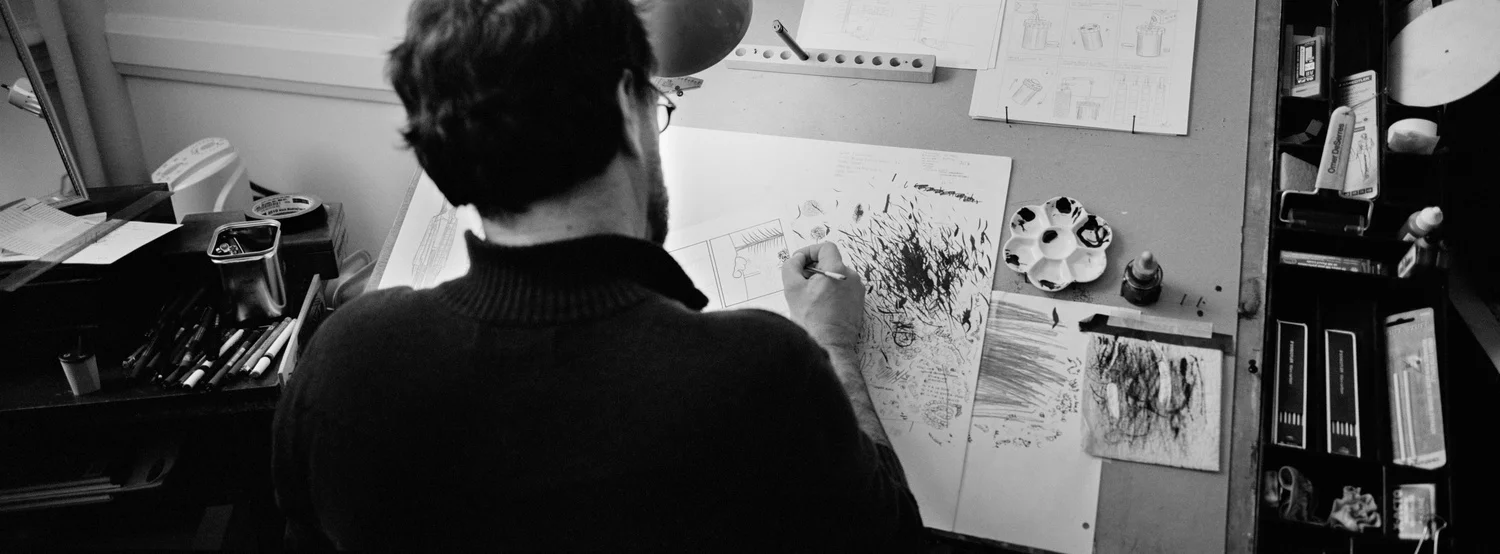 Le bédéiste Michel Rabagliati, auteur de la série Paul au travail dans son atelier.