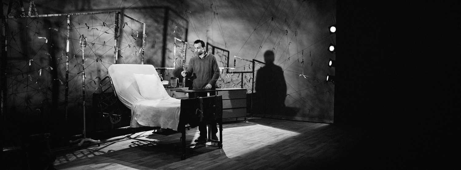 Émile Proulx-Cloutier en répétition au piano et au théâtre.