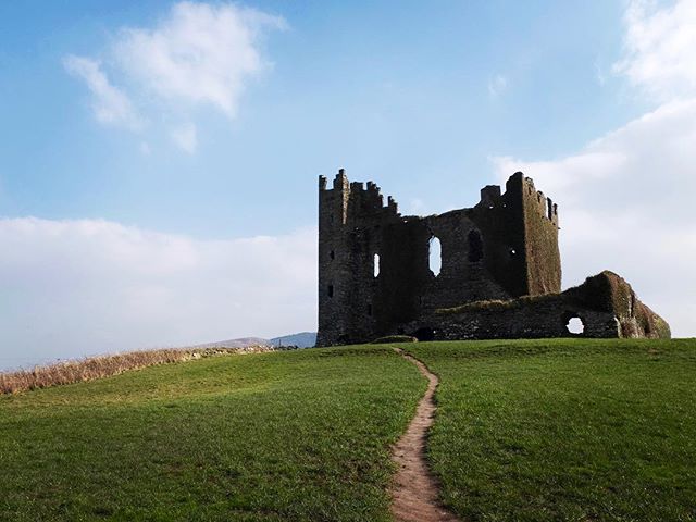 Hey @wilmervalderrama, we're hunting for #CastleCharming! This one's from Cahersiveen, #Ireland. Thoughts? Princes don't need roofs right? 🍀🏰✨