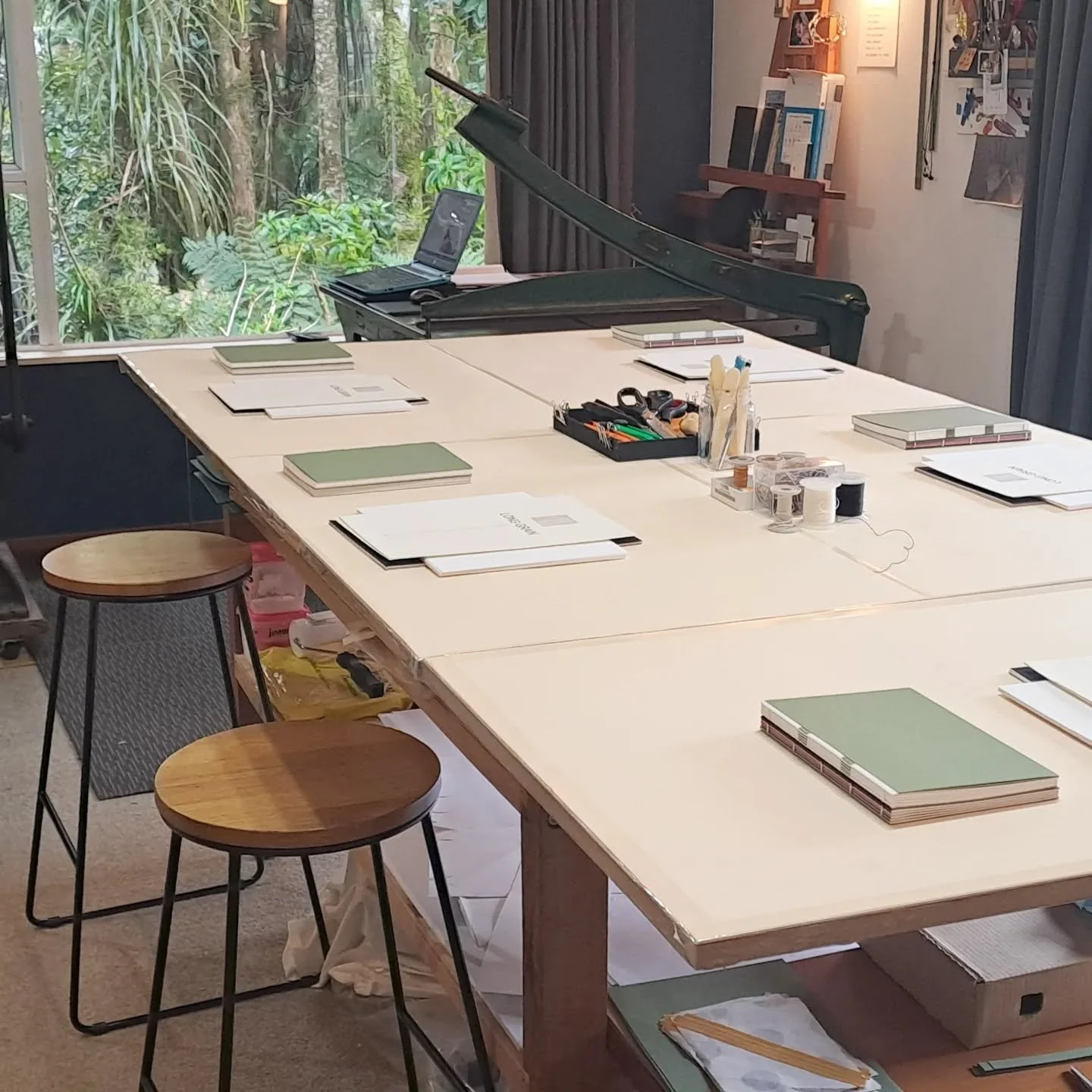 The last Sewn Books Workshop for the year.

What a really great group in the bindery today! I enjoyed their energy and enthusiasm so much. Beautiful books were made and I'm so proud of these 4 ladies! 

Thank you for coming by.

#thebindingstudio #bo