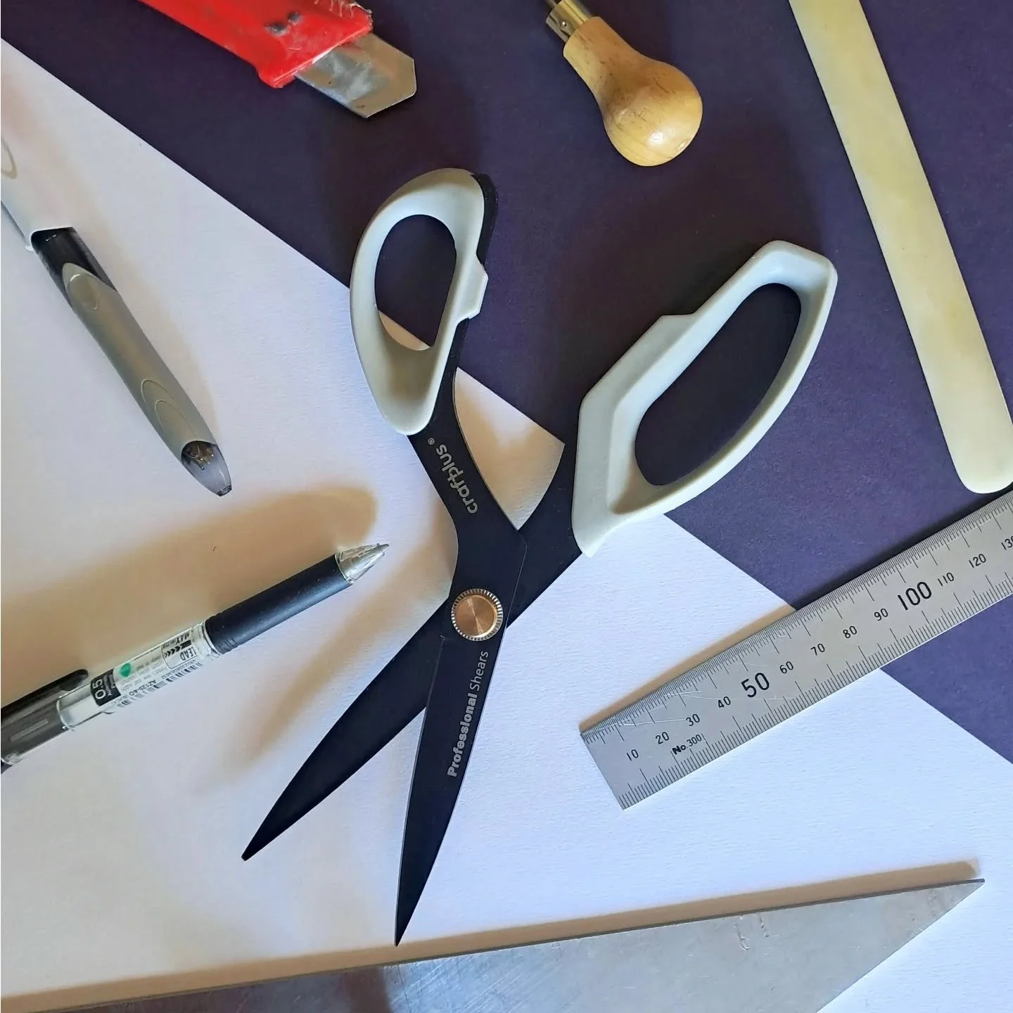 New bookbinding things up on the website under SHOP:

1) Scissors! Now you can buy the pair I use and have a dreamy cutting experience!

2) Linen book cloth, paper backed, for making projects with a little texture 

3) Acid free mounting film for adh