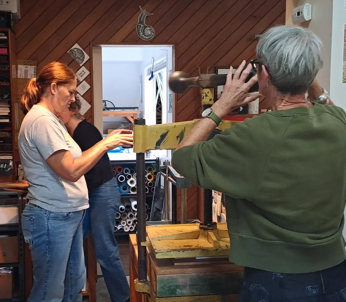 Todays' Sewn Books Workshop: what a joy to have 4 lovely binders in the studio! I didnt take many photos, but here are the few I got. Too busy having an awesome time sharing the craft!

If you want to learn some bookbinding, next month I am running t