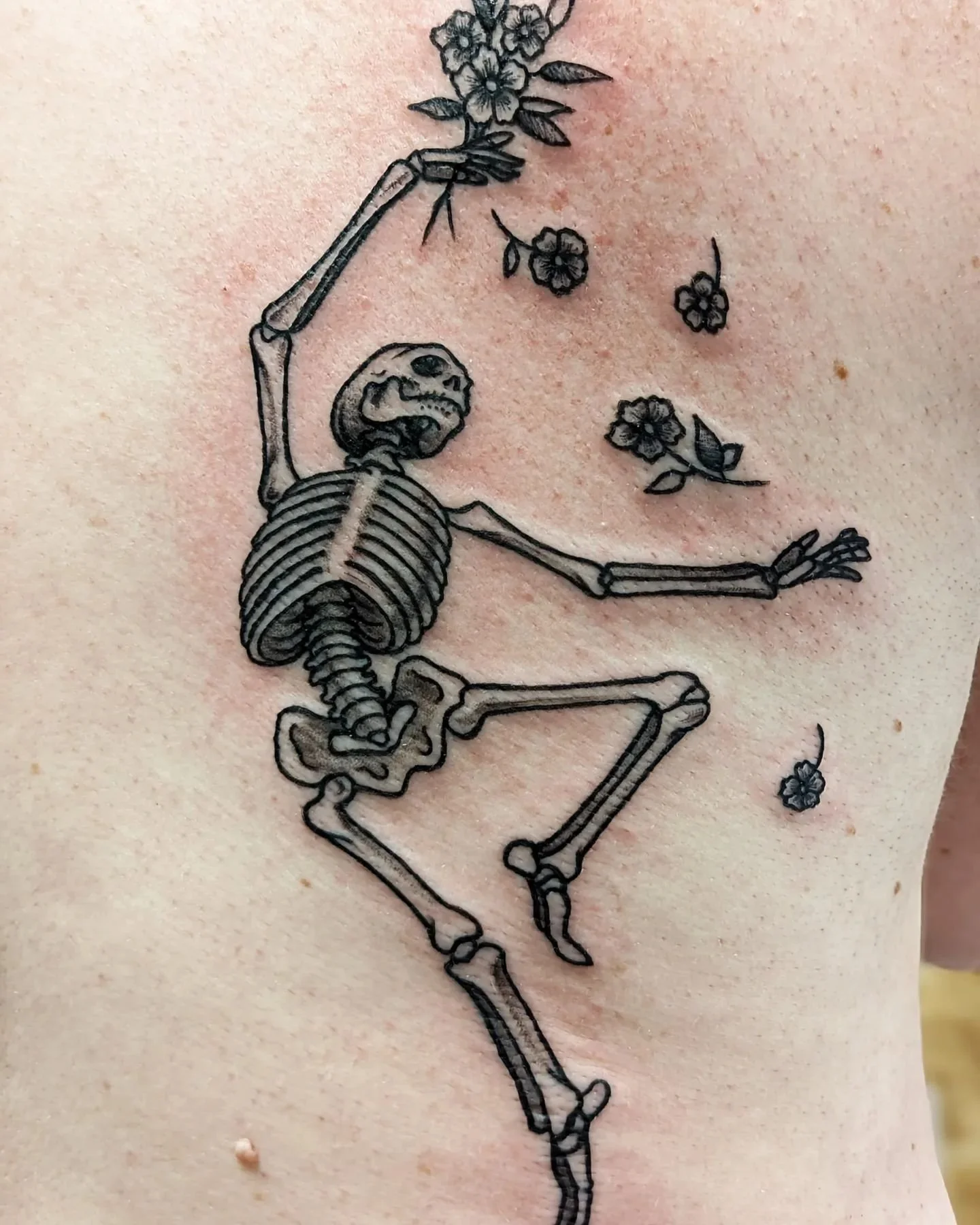 Thank you @miissmegs for coming in and getting this super fun custom tattoo!

#skeleton #skeletontattoo #dancing #flowers #art #artist #tattoo #tattoos #tattooart #tattooartist #tattoostudio #vancouver #eastvan #localartist #benjaminbrooksart