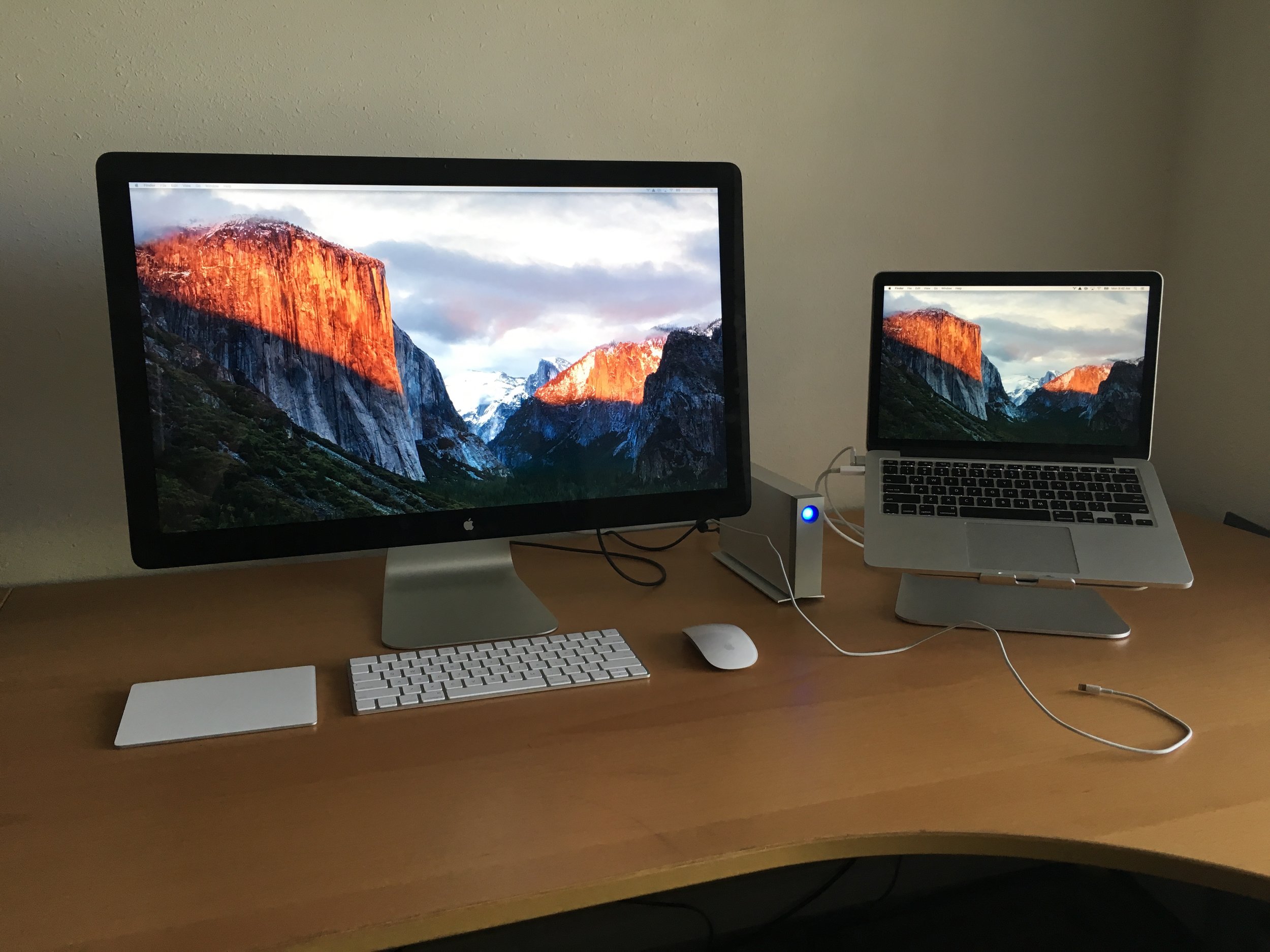 I enjoy a clean, minimal setup and the (near) seamless integration of Apple's hardware and software. 