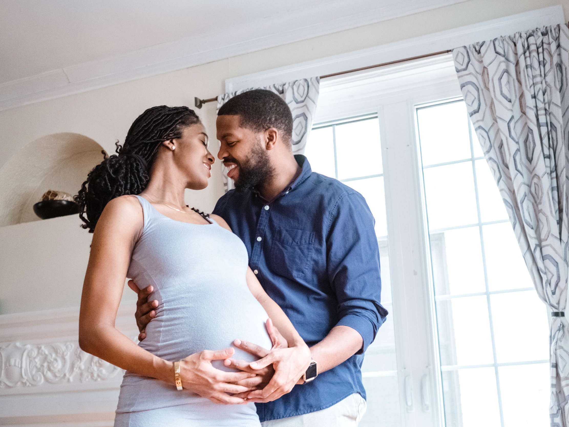 mom-to-be-dad-kissing-at-home-pregnancy-photo-shoot-rogers-park-chicago
