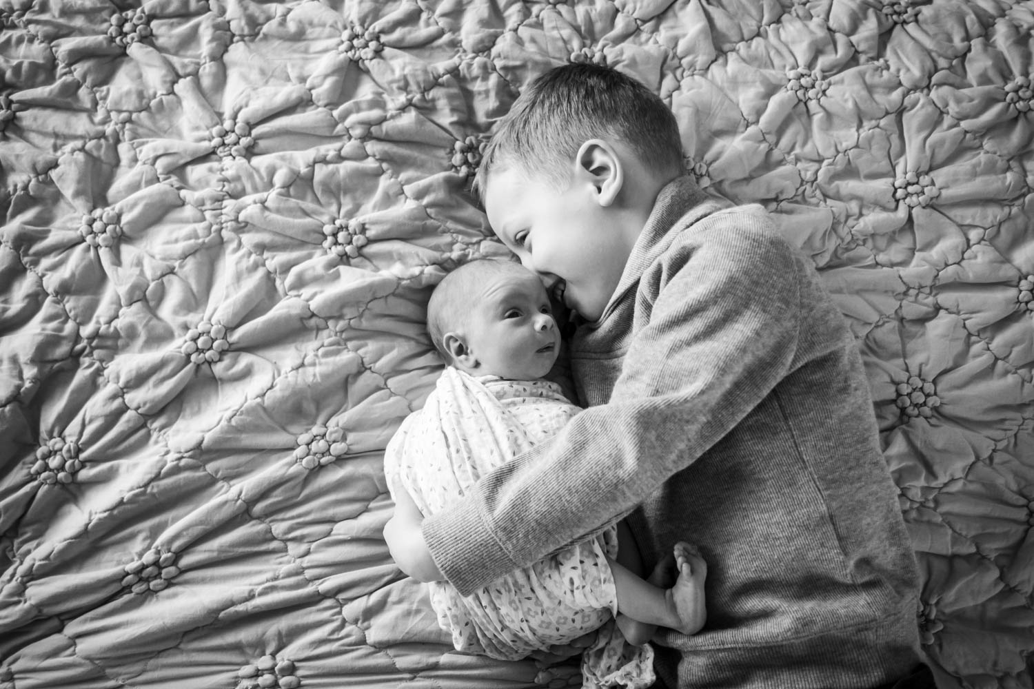 big-brother-with-newborn-chicago-newborn-photography-.jpg