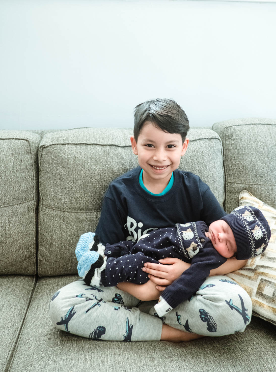 boy-meets-his-baby-brother-for-the-first-time-chicago15.jpg