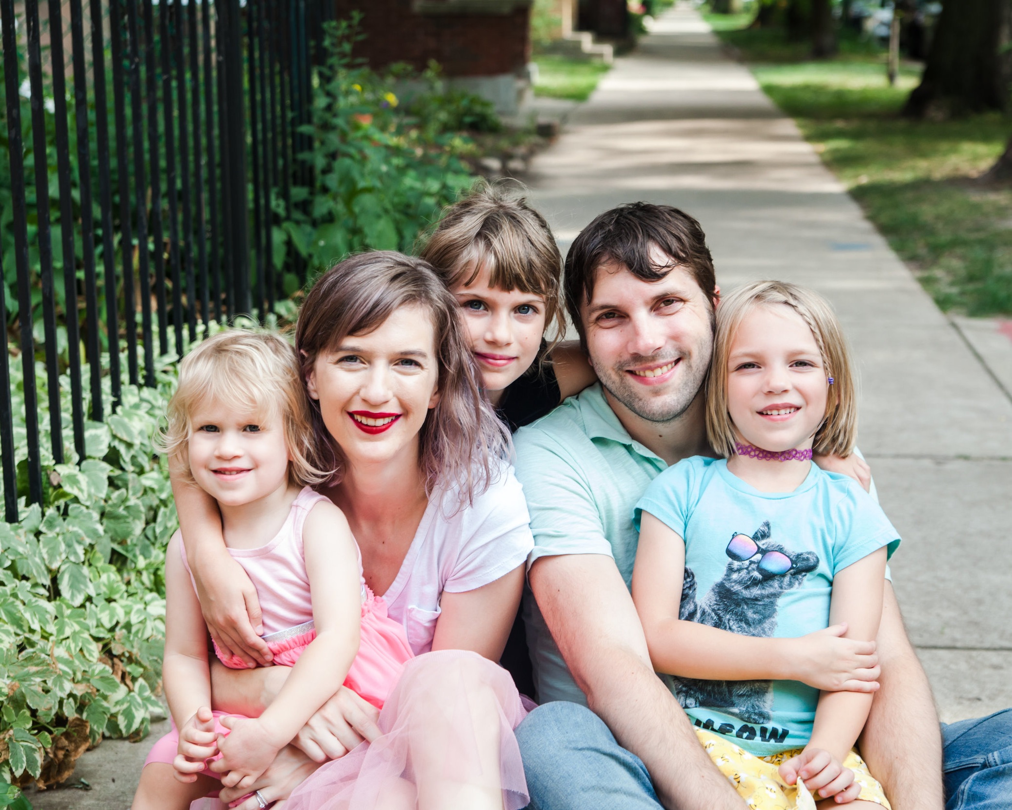 family-photography-andersonville-chicago-family-poses-for-fun-photographs