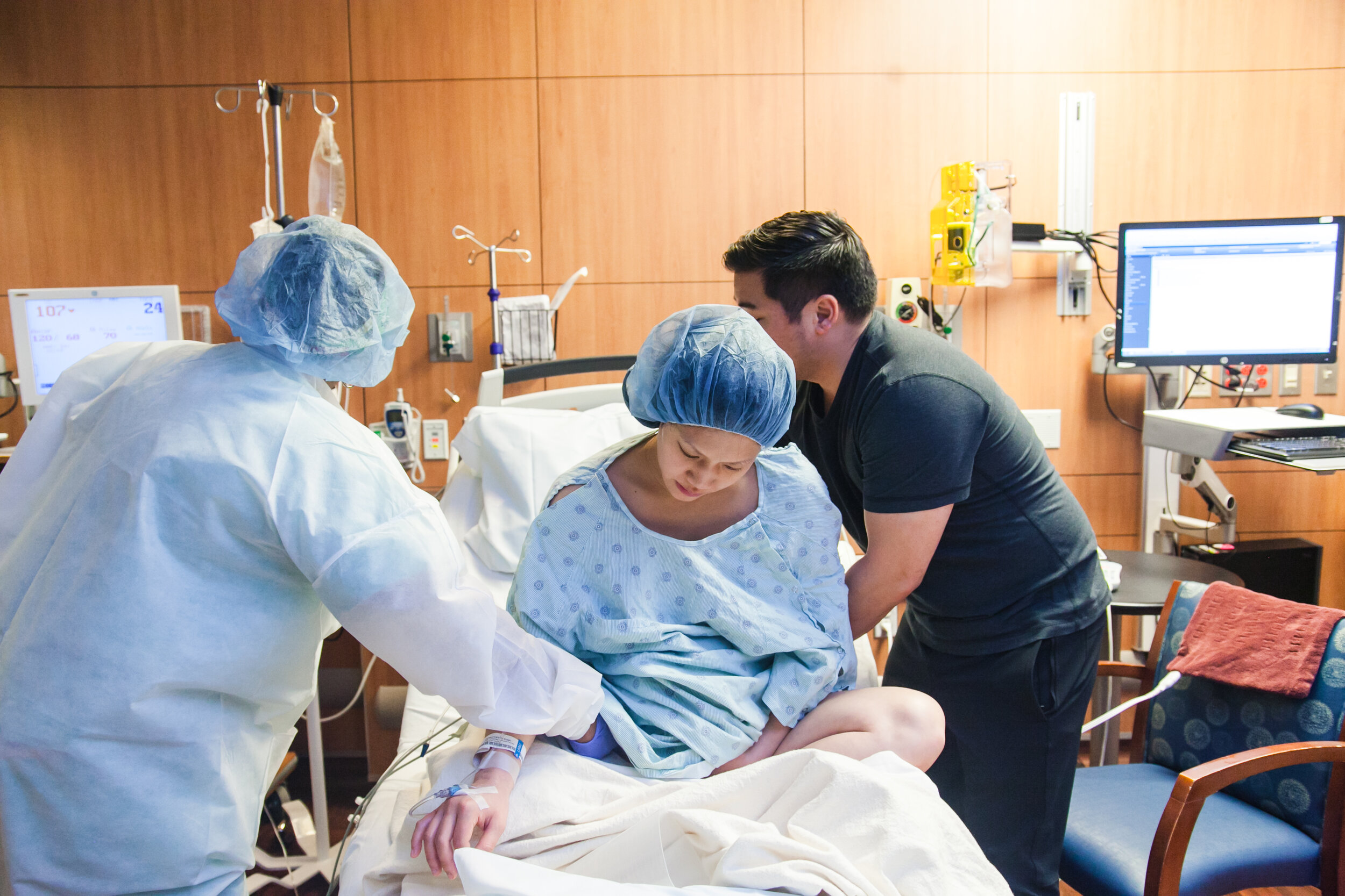mom-gets-epidural-birth-photography-chicago-2.jpg
