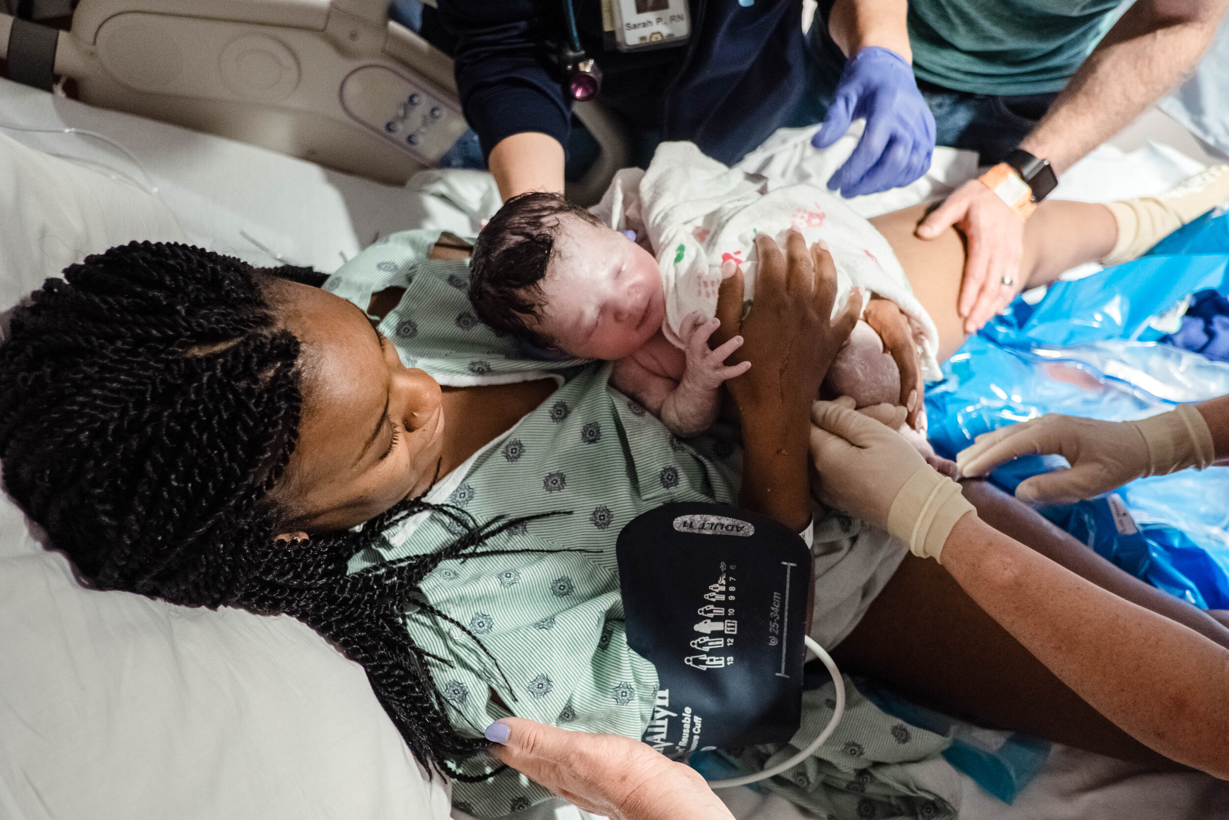 mom-baby-south-suburban-hospital-chicago-birth-photography.jpg