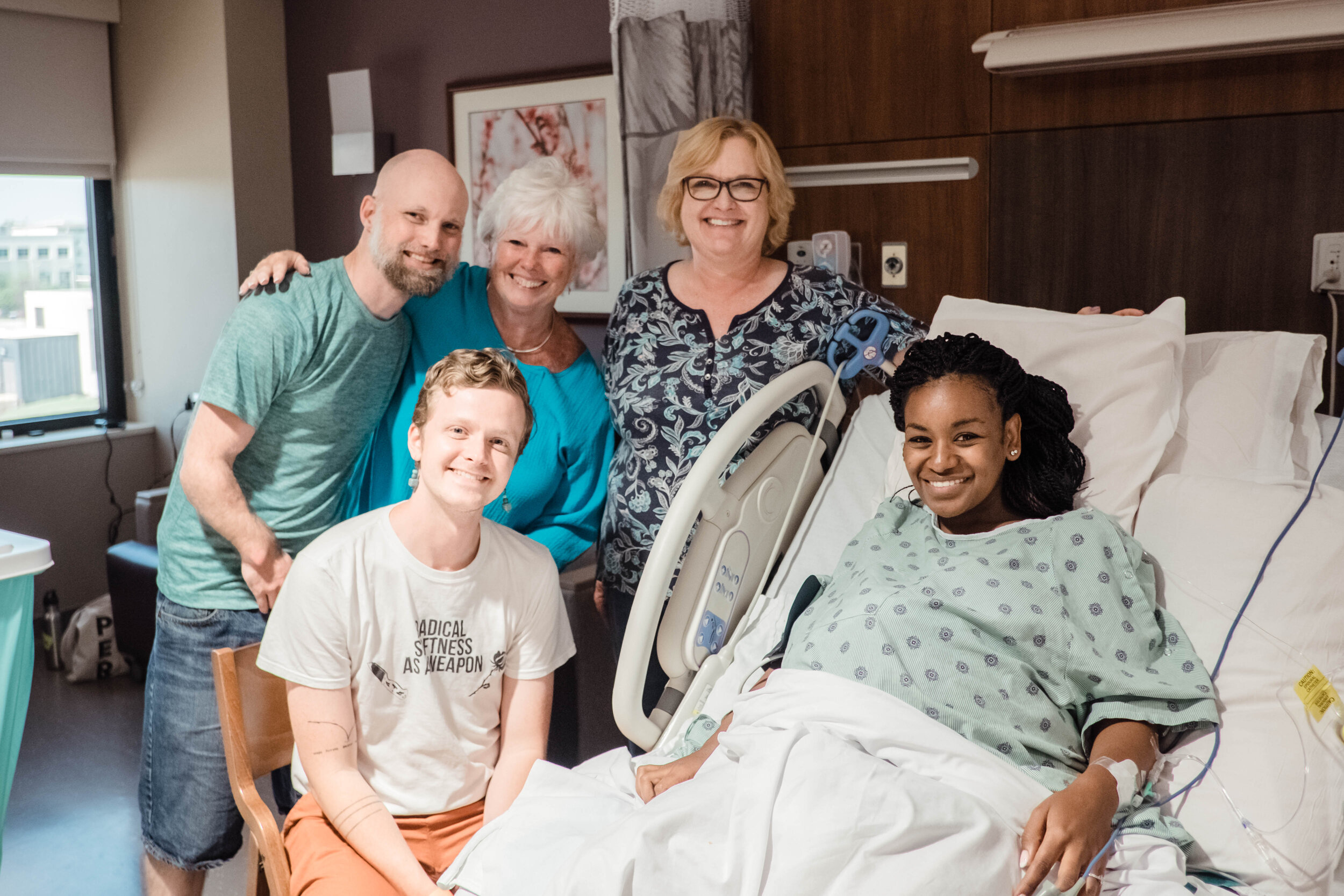 family-surrounds-mom-in-labor-south-suburban-hospital-chicago-birth-photography.jpg