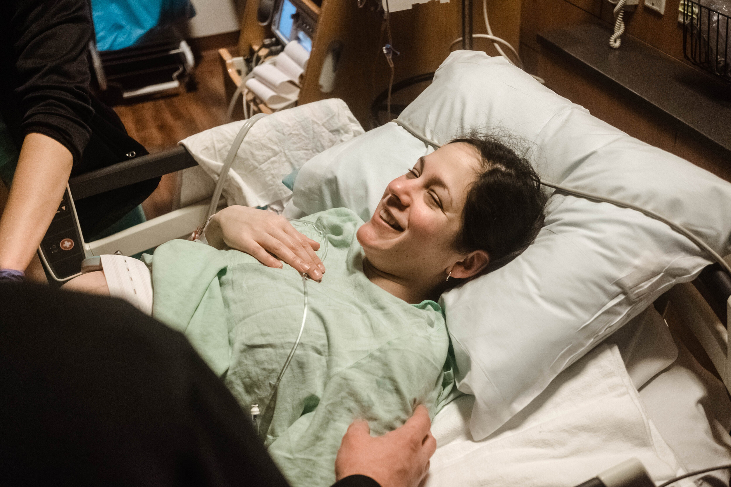 peaceful-birth-at- prentice-hospital-epidural-chicago-birth-photography-10.jpg