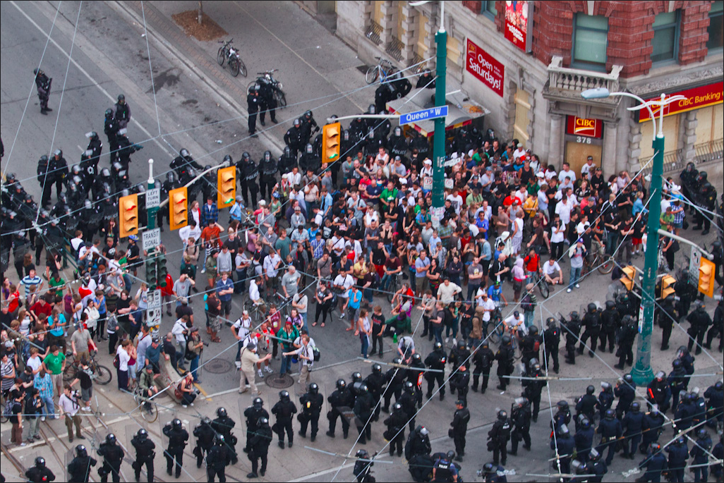 Police kettle those they declare demonstrators during the G-20 summit in Toronto, 2010 ( Pat Tapia )
