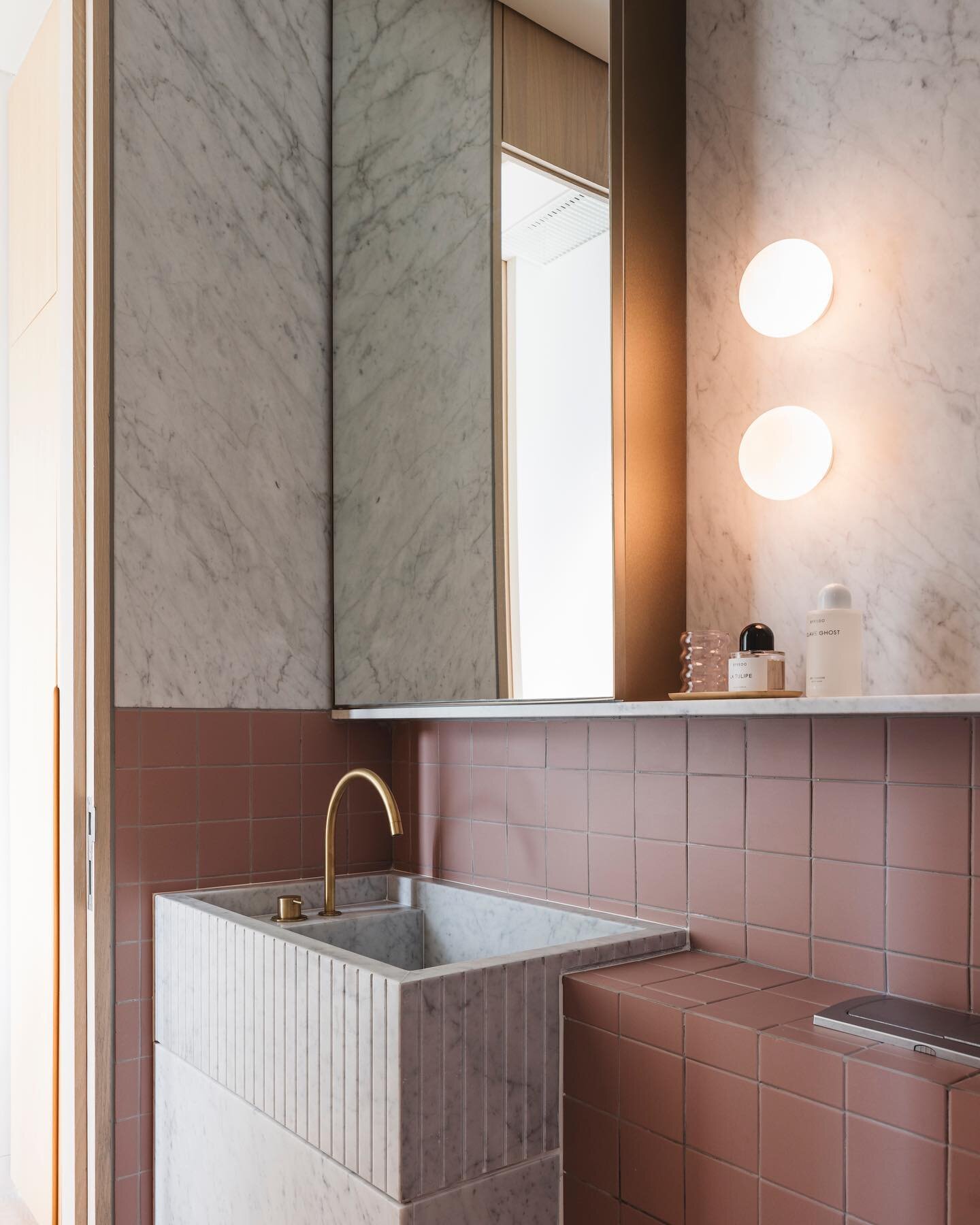 SINGAPORE APARTMENT

Second bathroom in Carrara marble and a dusty pink tile. 

📷#studioperiphery