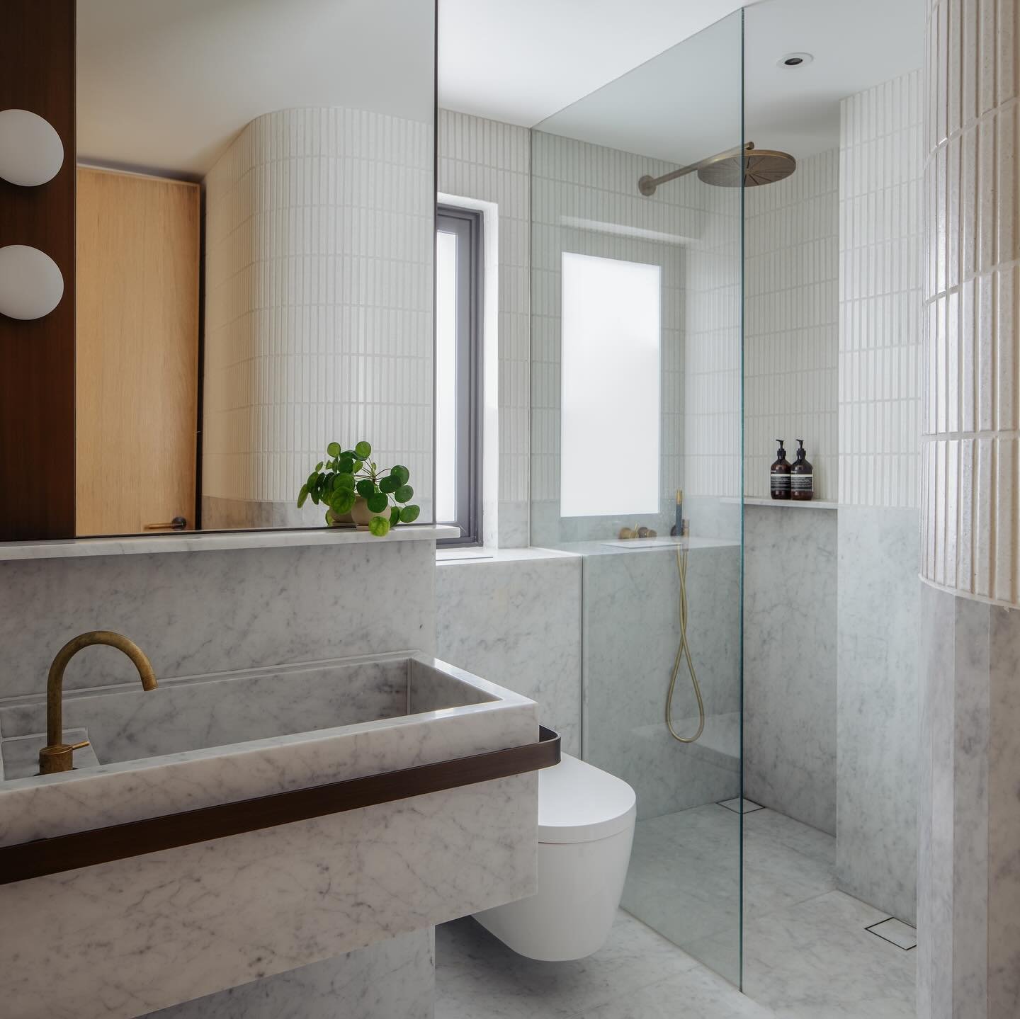 BALMORAL APARTMENT 

In the main bathroom we introduced a datum-line to divide the wall between the white marble and tile surfaces in a compact, sculptural and practical space.

#takenouchiwebb 
#sghomedesign
#sghome
#singaporehomes 
#sgdesign
#singa