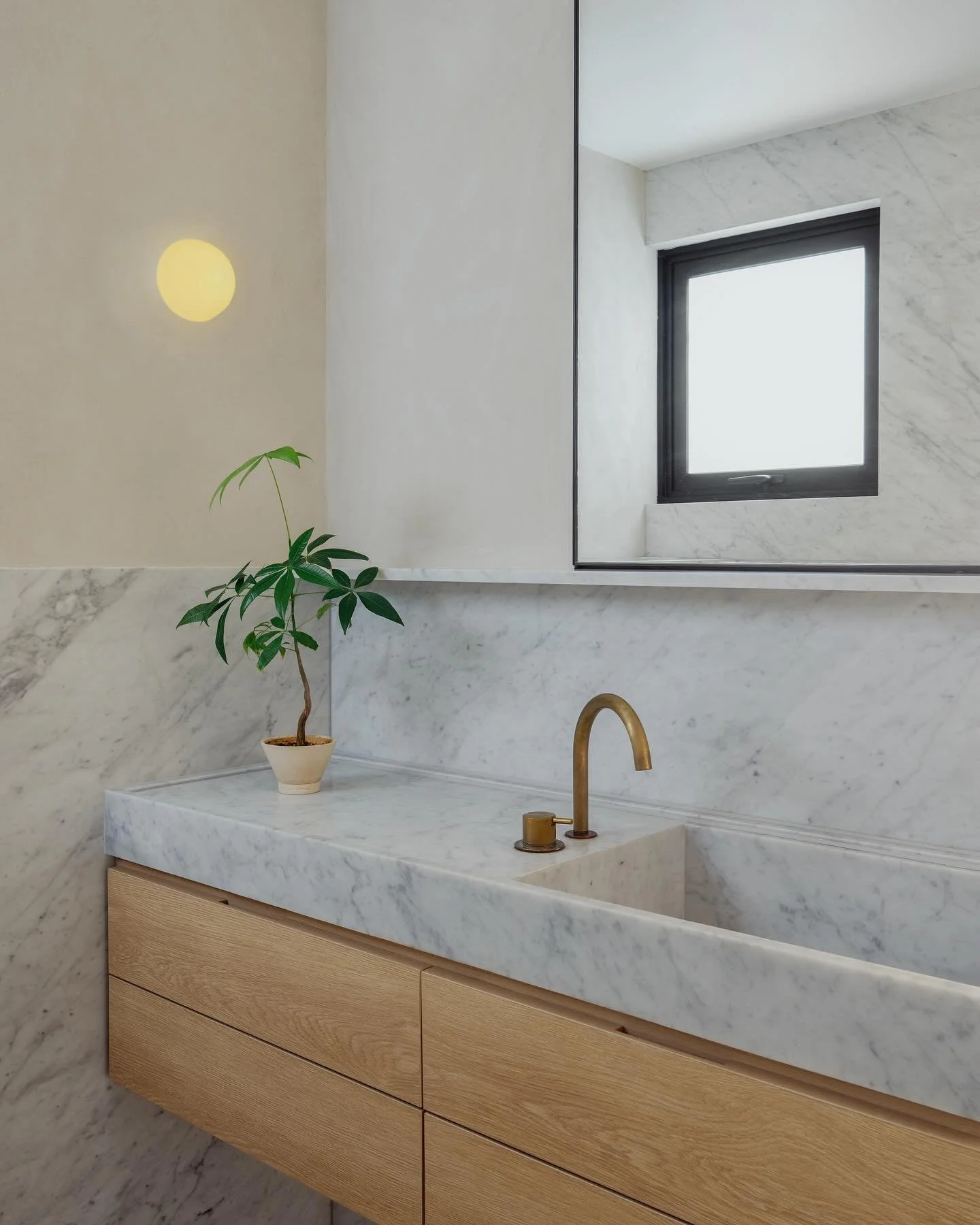BALMORAL APARTMENT 

Master bathroom vanity in Bianca Carrara marble and oak.

#takenouchiwebb 
#homedesign 
#sghome 
#sghomedesign
#singaporehomes 
#sgdesign 
#singaporedesign 
#sginteriordesign 
#sginterior 
#interiordesign 
#bathroomdesign 

Photo
