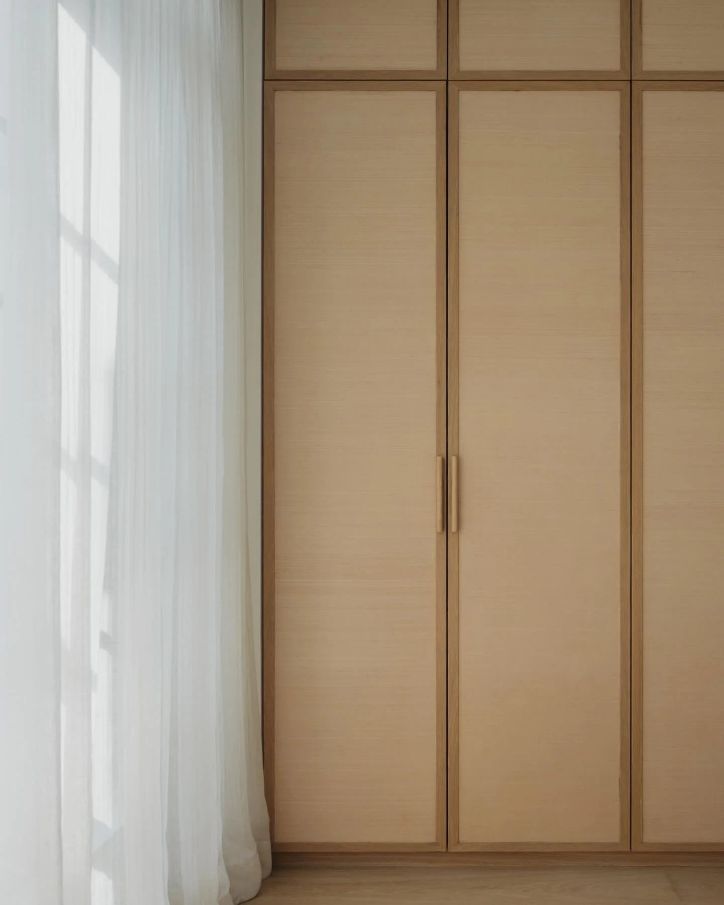 BALMORAL APARTMENT 

Wardrobe detail, timber framing with silk paper covering.

#takenouchiwebb 
#homedesign 
#sghomedesign 
#sghome 
#singaporehomes 
#sgdesign 
#singaporedesign 
#sginteriordesign 
#sginterior 
#interior
#interiordesign 
#bedroomdes
