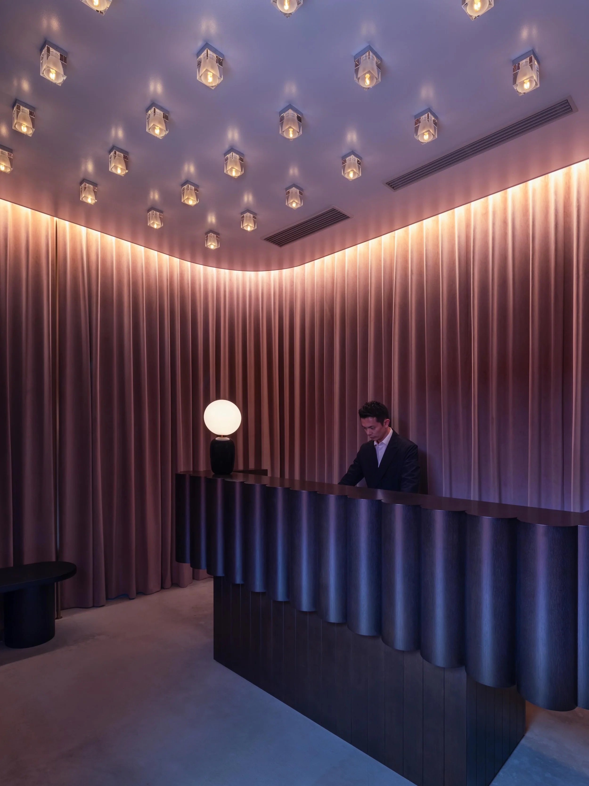 Pres de L&rsquo;AS, Harajuku 

At the entrance, guests arrive from the lift to the reception area, centered around a host stand, and set against a softly draped curtain backdrop, establishing a calm and gentle atmosphere.

@restaurant_las 
@harajuku_