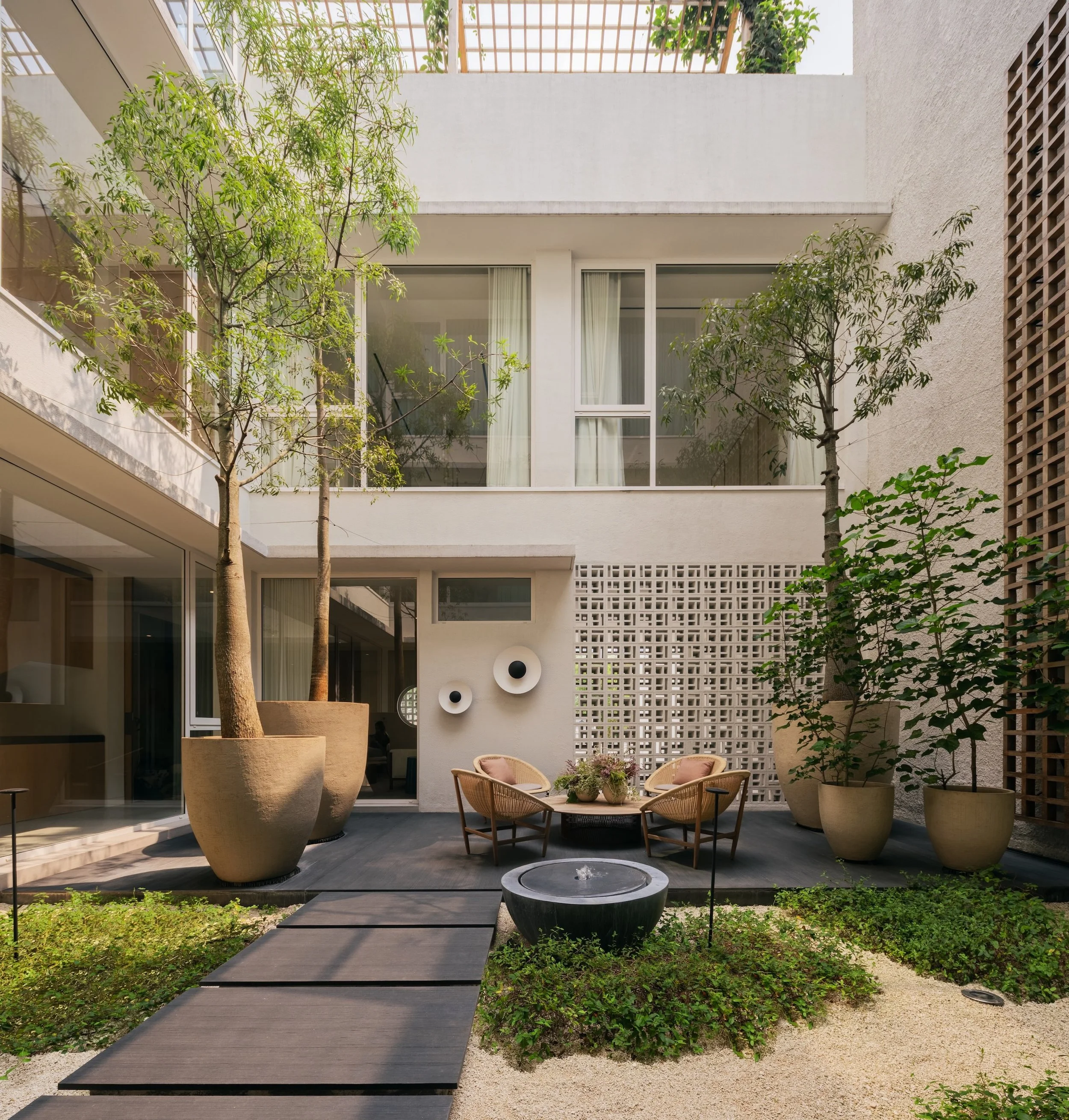 Jakarta Courtyard House

The main rooms surround the central inner courtyard which brings light into the middle of the house and visibility to all the spaces.

Photography: @kungphotograph 
Landscape: @thishumidhouse 
Lighting: @switch_lighting_desig