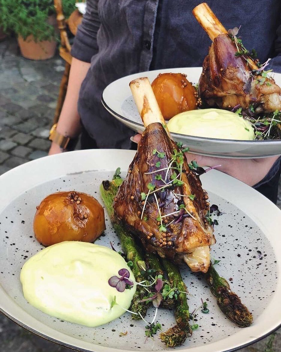 Glaserat gotl&auml;ndskt lamml&auml;gg med sm&ouml;rstekt sparris, confiterad gulbeta, ramsl&ouml;ksskum &amp; pinjen&ouml;tter. 
Sj&auml;lvklart s&aring; jobbar vi med lokalt k&ouml;tt och gr&ouml;nsaker fr&aring;n v&aring;ra fantastiska b&ouml;nder