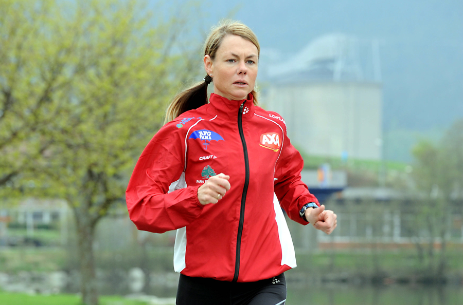 Kirsten M. Melkevik held koken trass i sine 44 år. Her på treningstur heime på Husnes for nokre år sidan. (Foto: Geir Remme)