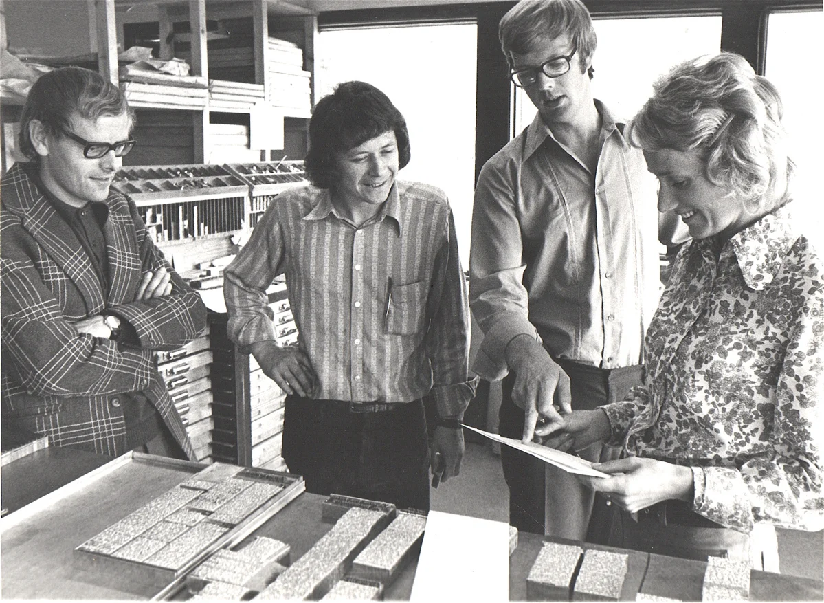 1973: Kvinnheringen vart produsert i bly dei første åra. Redaktør Torfinn Myklebust, typograf Odd Persson, utgjevar Kristian Hus og kontordame Solveig K. Helgeland Hus i munter passiar i nytt avishus.