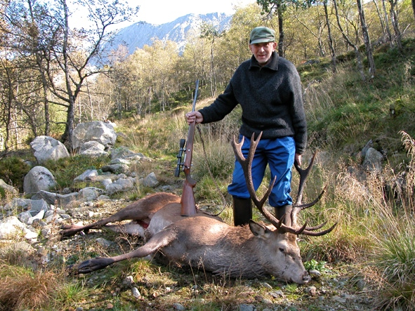 Det er jakttid, og då passar det bra med dette arkivbildet frå september 2003. Det viser ein stolt jeger i Rosendal, Gunvald Mehl, som nett har skote ein fin bukk. (Ukjend fotograf)