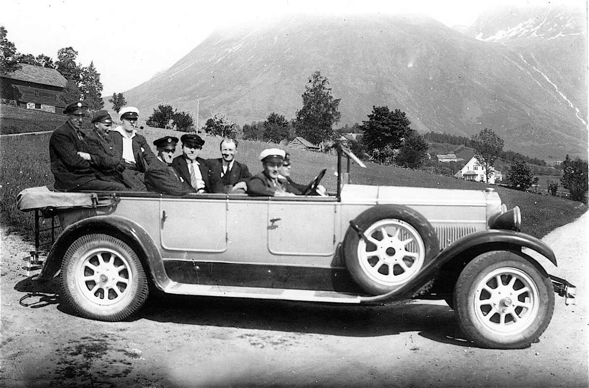 Drosjeeigarar på tur i Rosendal omkring 1930 (frå venstre): Tolleif Handeland, Trygve Haugland, Lars Skorpen, Tor Landa, Johannes Helvik, ? Sverkesen frå Haugesund og Jens Rørvik. Sjåfør er Sverre Hus, som eigde bilen. (Frå Kvinnherad kommune sitt fotoarkiv).